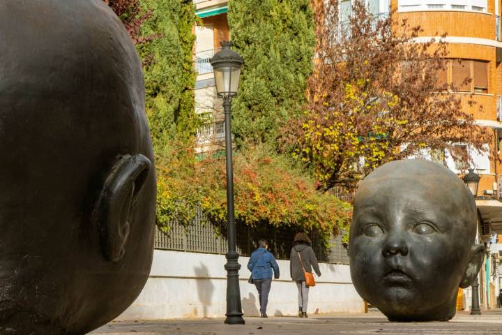 Las cabezas de la obra "Día y Noche", de Antonio López, en la plaza de España de Tomelloso.