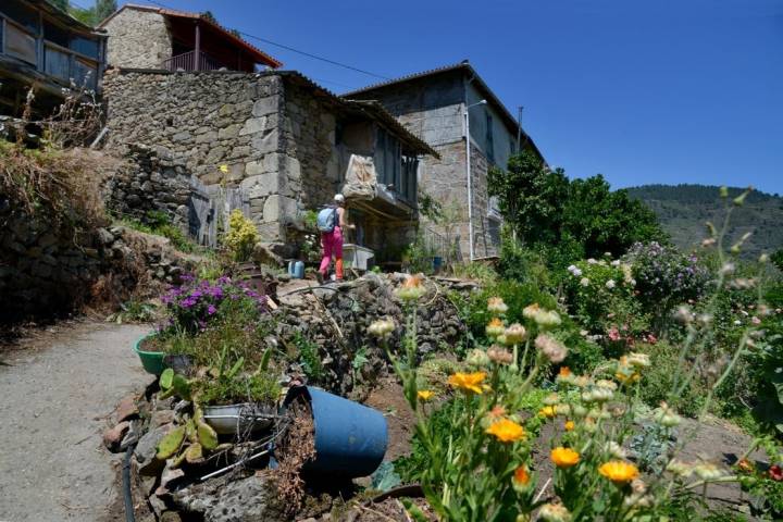 Ruta por el Cañón Mao (Ribeira Sacra): Paso por la aldea de Barxacova.