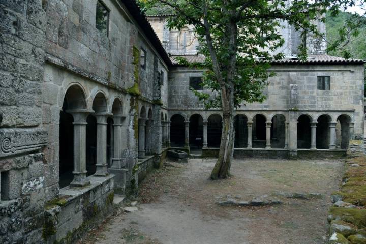 Ruta por el Cañón Mao (Ribeira Sacra): Claustro de Santa Cristina de Ribas del Sil.