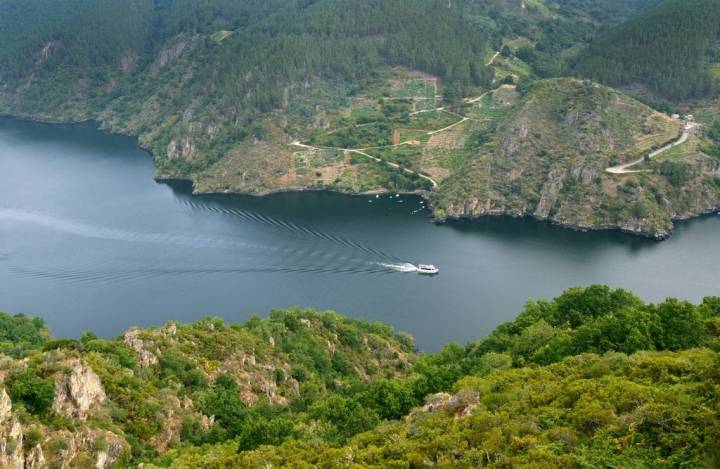 Ruta por el Cañón Mao (Ribeira Sacra): Un crucero recorre los cañones del Sil.