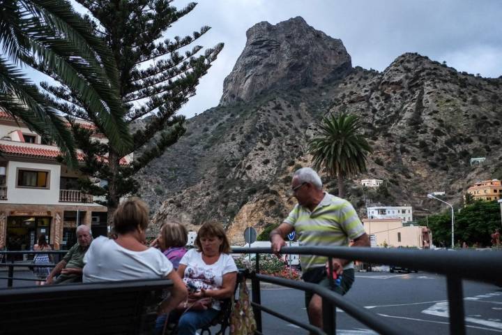 La Gomera: Vista al fondo del Roque Cano desde la plaza de Vallehermoso. Foto: Hugo Palotto