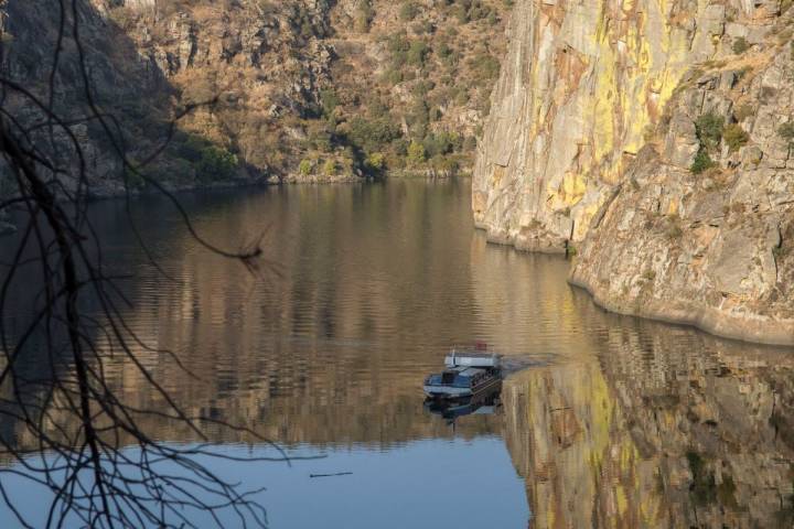 Crucero fluvial en Arribes, cerca de Riohonor de Castilla y Rio de Onor de Portugal. Foto: Manuel Ruiz Toribio