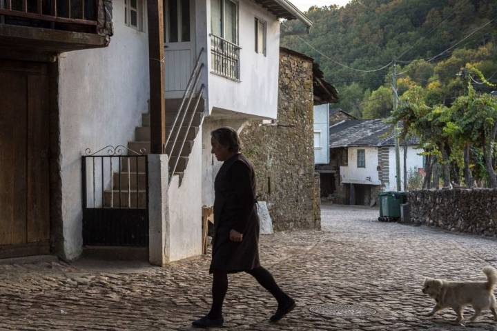 Casas nuevas y casas tradicionales en el pueblo Riohonor de Castilla y Rio de Onor de Portugal. Foto: Manuel Ruiz Toribio