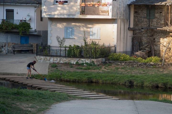 El barrio español de Riohonor de Castilla y el río Comtensa. Foto: Manuel Ruiz Toribio