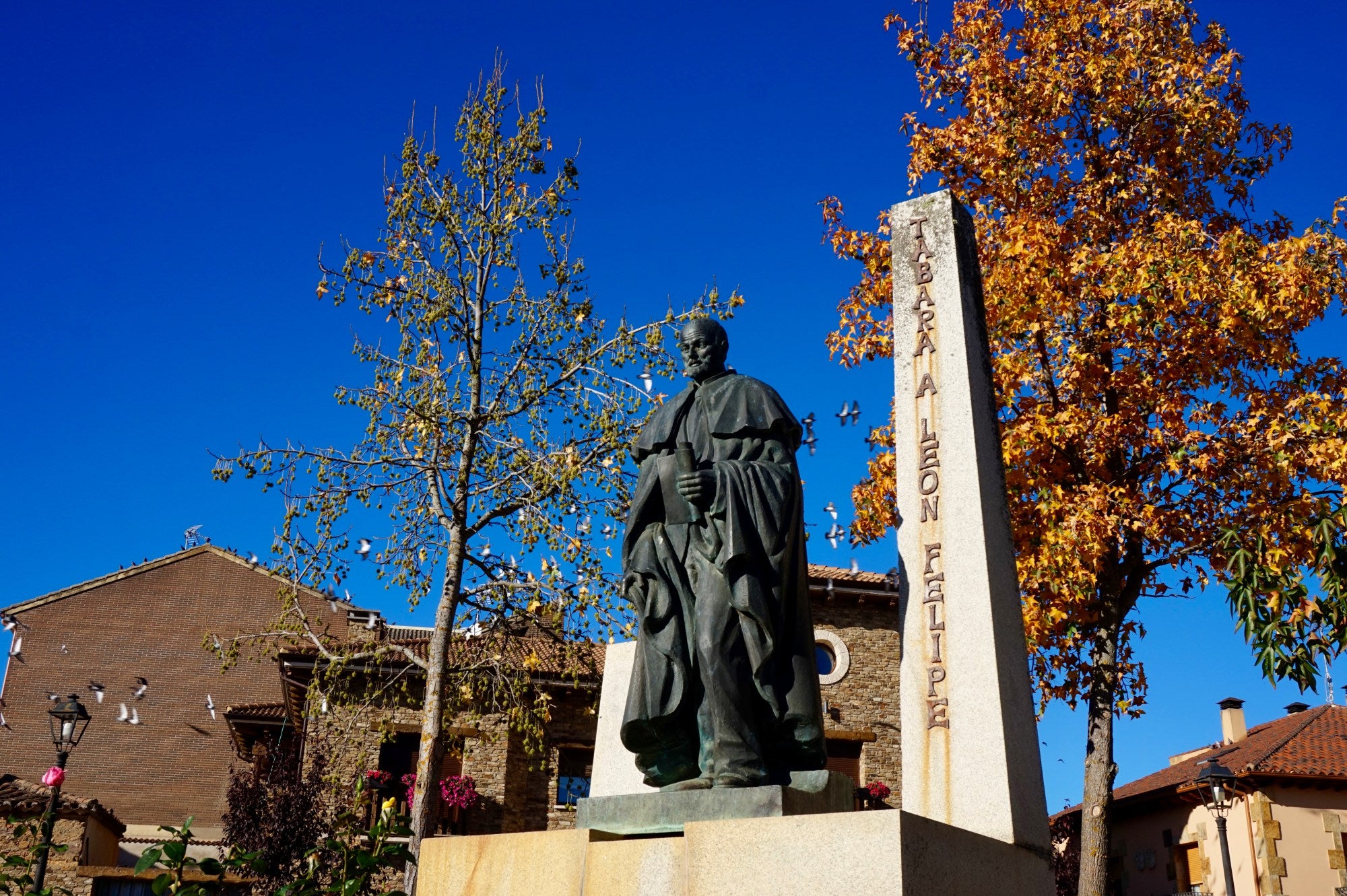 Estatua del poeta León Felipe, en Tábara.