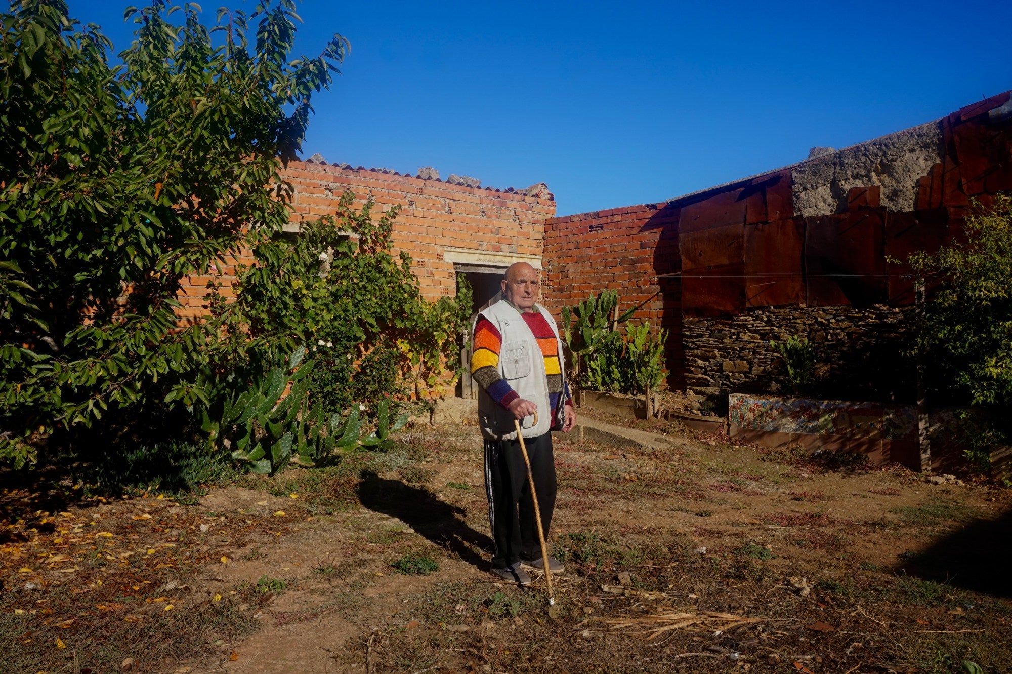 Manolo nos invita a un paseo por el pueblo.