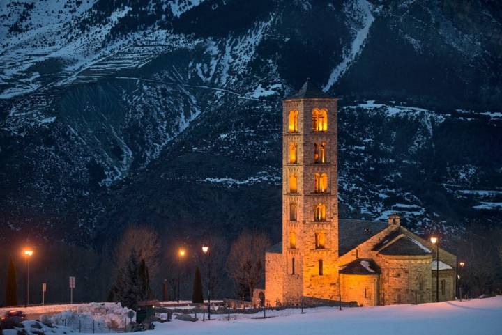 Sant Climent de Taüll al anochecer. No es extraño que Eulalia se inclinara por Clemente viéndole subido a esta torre.