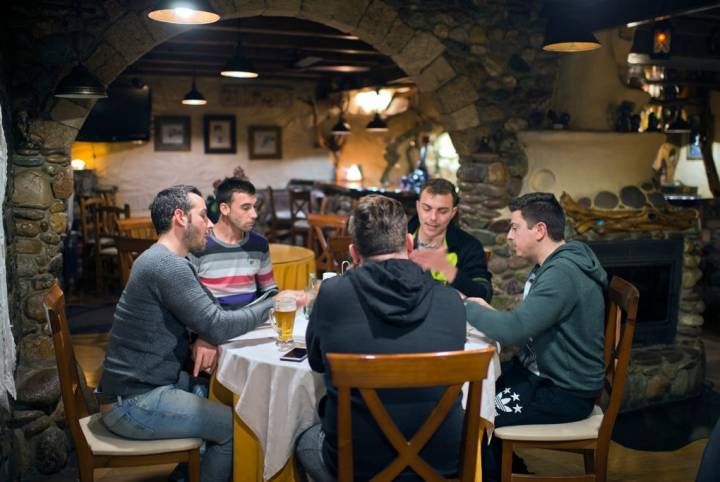 El aperitivo en Ca La Pepa, un lugar frecuentado por los lugareños donde los turistas son bien tratados.