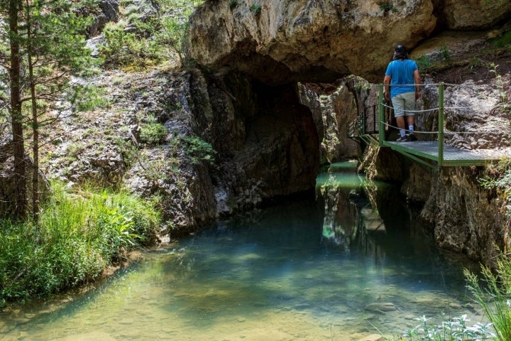 Ruta Barranco de la Hoz hombre en pasarela Ruta Barranco de la Hoz hombre en pasarela