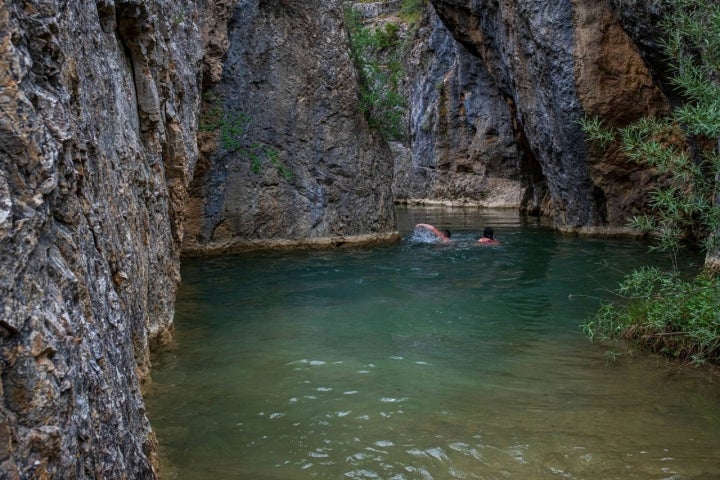 Ruta Barranco de la Hoz bañistas nadando Ruta Barranco de la Hoz bañistas nadando