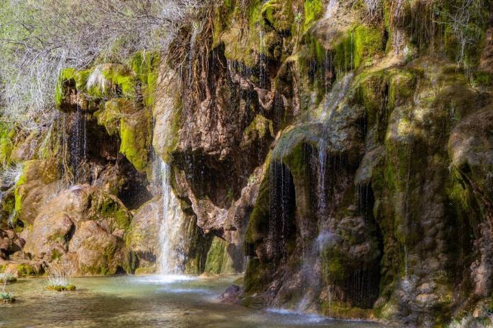 La Cascada del Molino de la Chorrera avisa a los ciclistas de que este es un territorio fluvial.