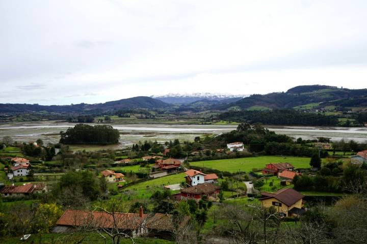 Camín Real Carlos V casas ría Villaviciosa