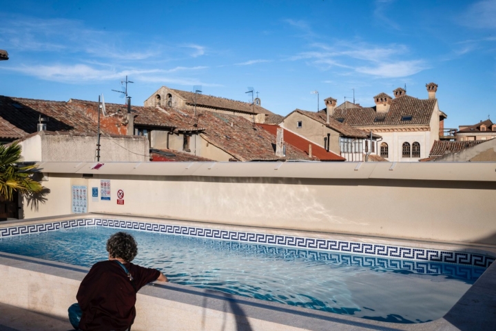 Una mujer en la piscina del Comfort Suites.