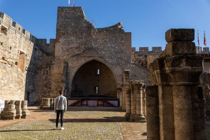 restos antigua iglesia del castillo de la adrada