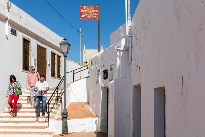 Por aquí se entra al Espacio Cultural Coves del Batà.