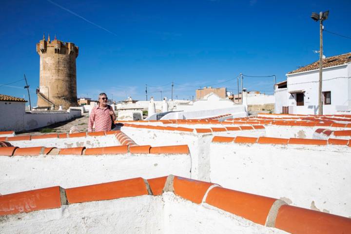 Un laberinto forma parte del parque urbano de las Coves de la Torre.