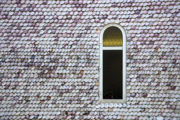 La emblemática Capilla de las Conchas, en La Toja, fue construida en el siglo XII. Foto: Shutterstock.