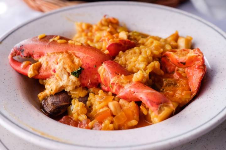 En El Golfo nos espera un arroz con bogavante en el restaurante 'Costa Azul'.