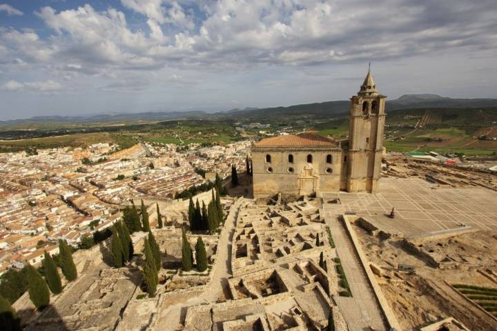 La fortaleza o castillo de La Mota pertenece a la época nazarí.