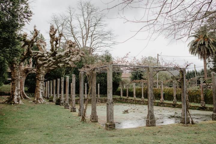 El estanque de verano del pazo de Rubianes, cubierto de lentejas de agua.