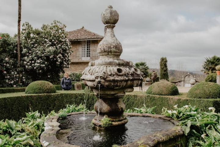 Una fuente abre la marcha hacia los jardines, en el patio del pazo de Oca.