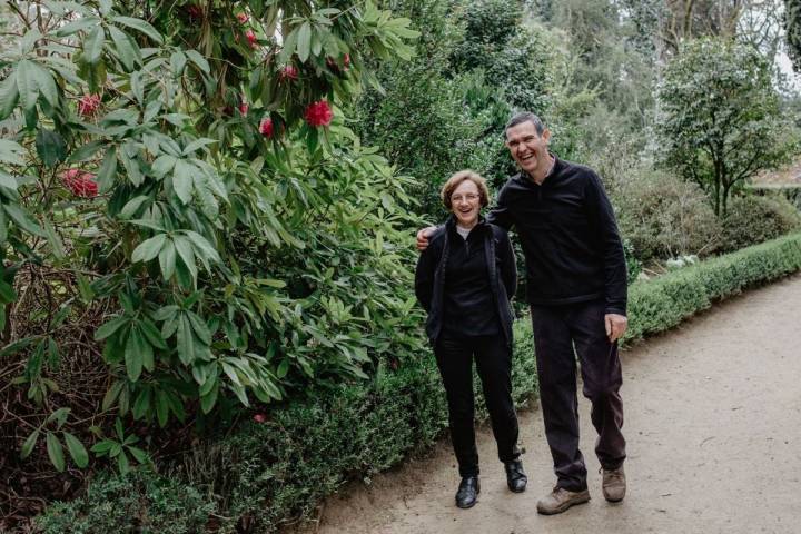 Manolo y Carmen en su jardín.