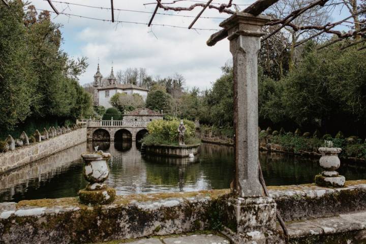 El borde de los estanques, con bolas de cañón y picos de una torre derruida.