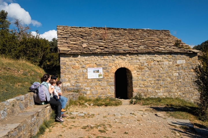 La ermita románica de San Juan y San Pablo es la más antigua del conjunto.