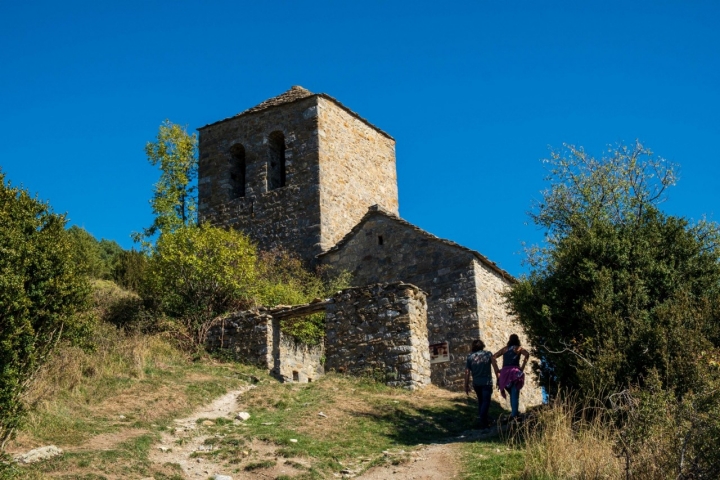  La ermita de la Virgen de Fajanillas es inconfundible gracias a su potente campanario.
