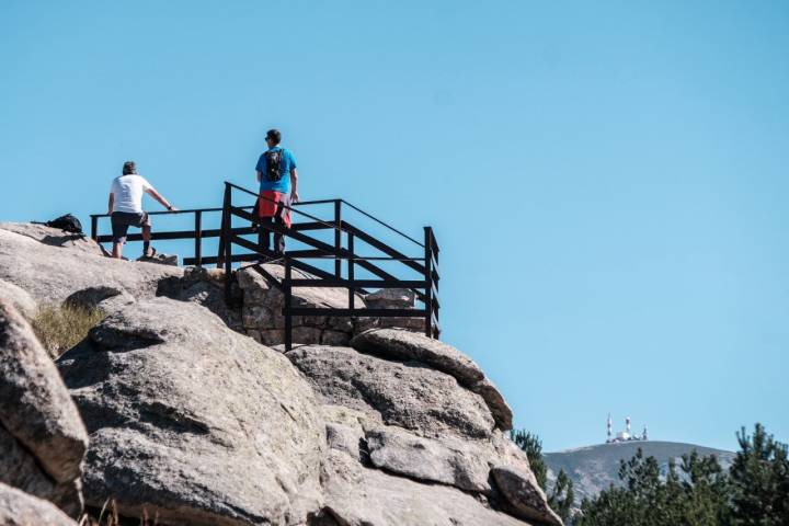 Algunos excursionistas aprovechan las mañanas de diario para vivir la sierra en calma.