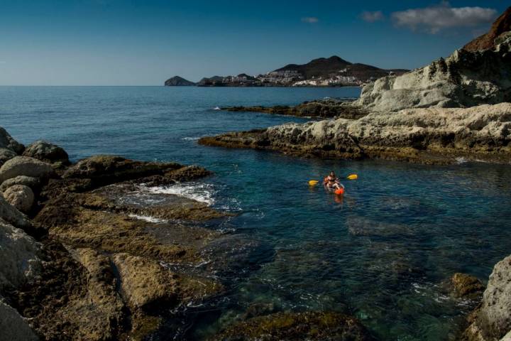 Las aguas de las calas del Parque Natural Cabo de Gata-Níjar no pueden ser más cristalinas.