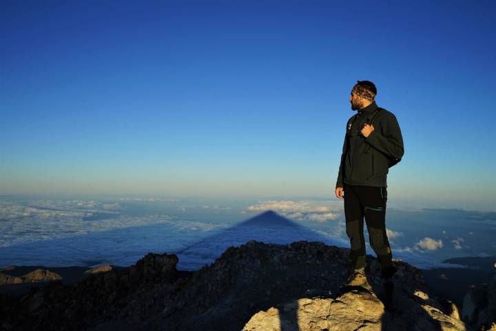 La silueta del Teide es la sombra proyectada sobre el mar más grande del mundo.