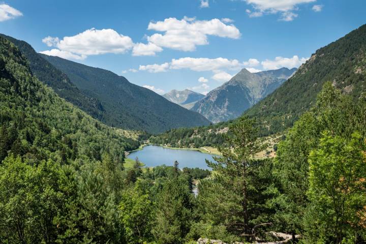 El lago de Llebreta entre las montañas.