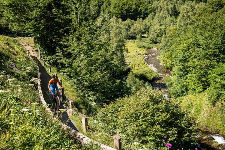 Ciclista subiendo a la cascada.