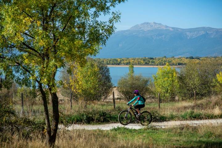 El embalse de La Pinilla con Peñalara al fondo.