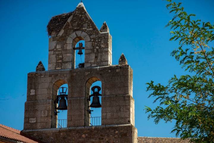 Espadaña de la Iglesia de Nuestra Señora de la Paz, del siglo XII.