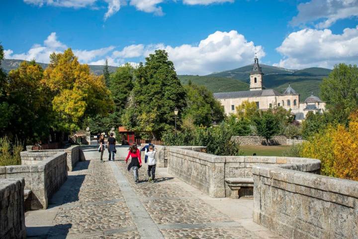 El Puente del Perdón el Monasterio de Santa María de Paular conforman una de las postales más célebres del valle.