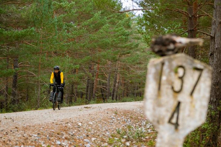 ciclista por un sendero