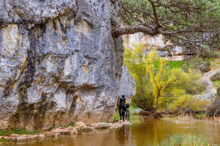 ciclista bordeando zona de agua