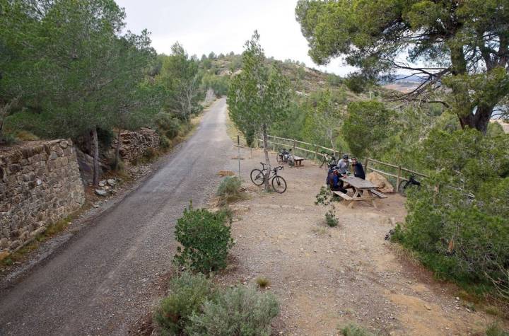 La comitiva ciclista descansa en el merendero del mirador del Pantano del Regajo.