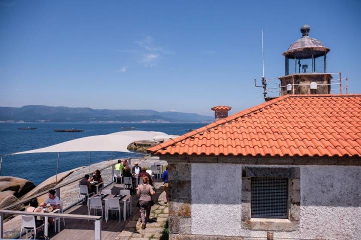 Para poder comer en la terraza del restaurante del faro hay que reservar.