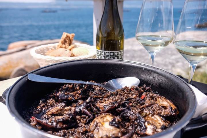 Un Arroz de choquiños servido sobre la Ría de Arousa.