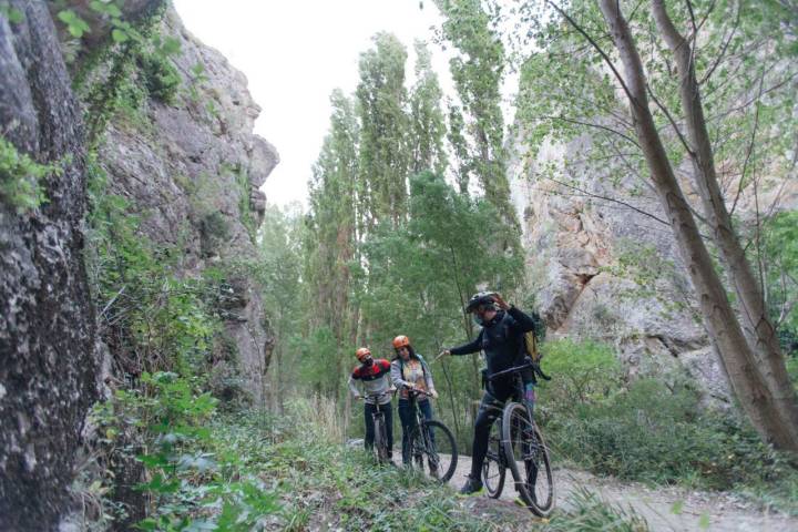 Cruzando el estrecho del Portacho, uno de los tramos más bellos de la ruta.