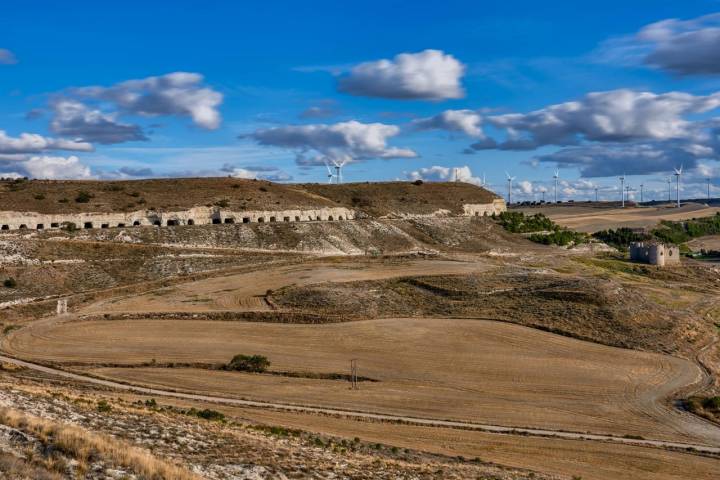 Los Ojos del Cerrato junto a las ruinas del Castillo de los Enríquez.