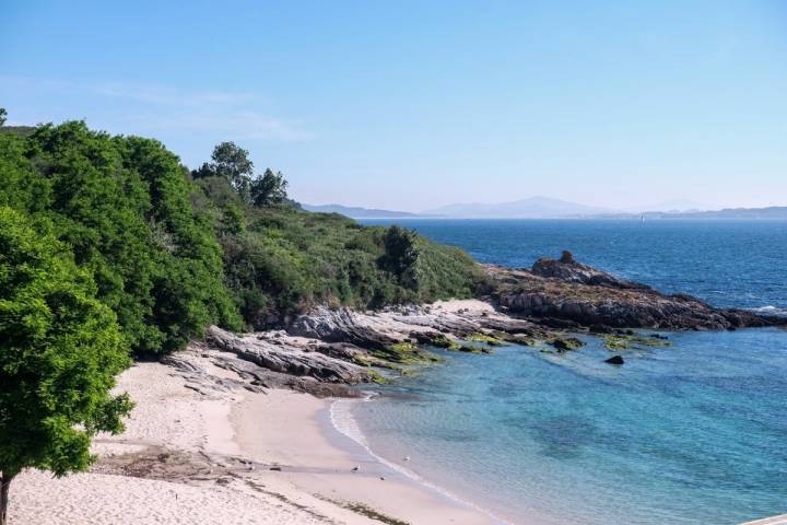 Una playa pequeña y tranquila da la bienvenida en el embarcadero de Ons.