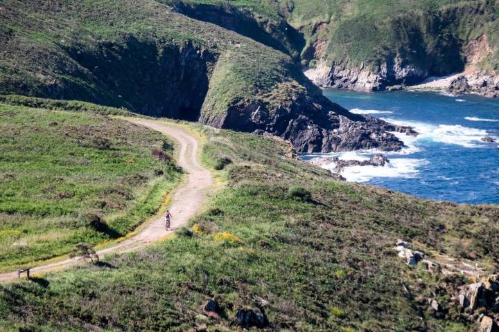 Los acantilados de la ruta sur estremecen al más imperturbable de los viajeros.