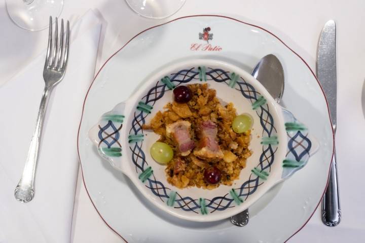  Las migas con torrezno y uva, un plato imprescindible para llenar una escudilla.