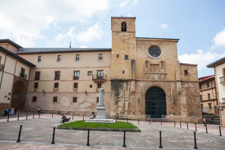 La plaza del padre Feijóo con el filósofo mirando a su celda.