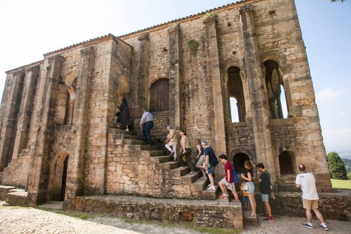 La fachada con las dos escaleras que flanquean la entrada principal.