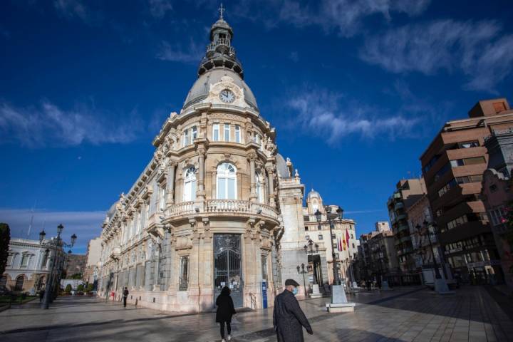 Aunque el Palacio Consistorial tiene un estilo ecléctico, se perciben los rasgos modernistas, por ejemplo, en las flores de acanto.